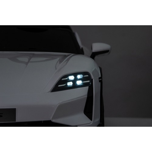 Pojazd Porsche Taycan Turbo S Biały
