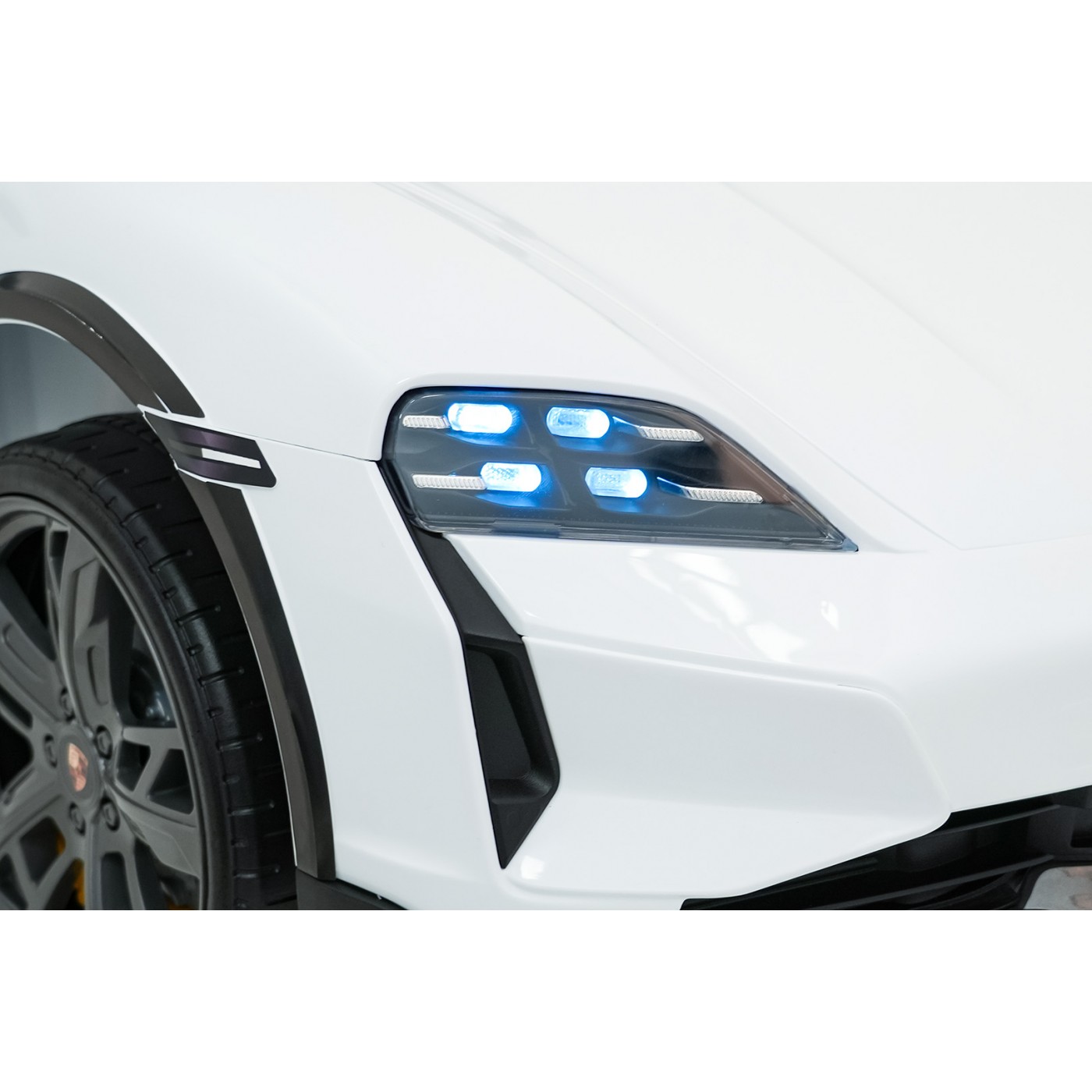 Pojazd Porsche Taycan Turbo S Biały