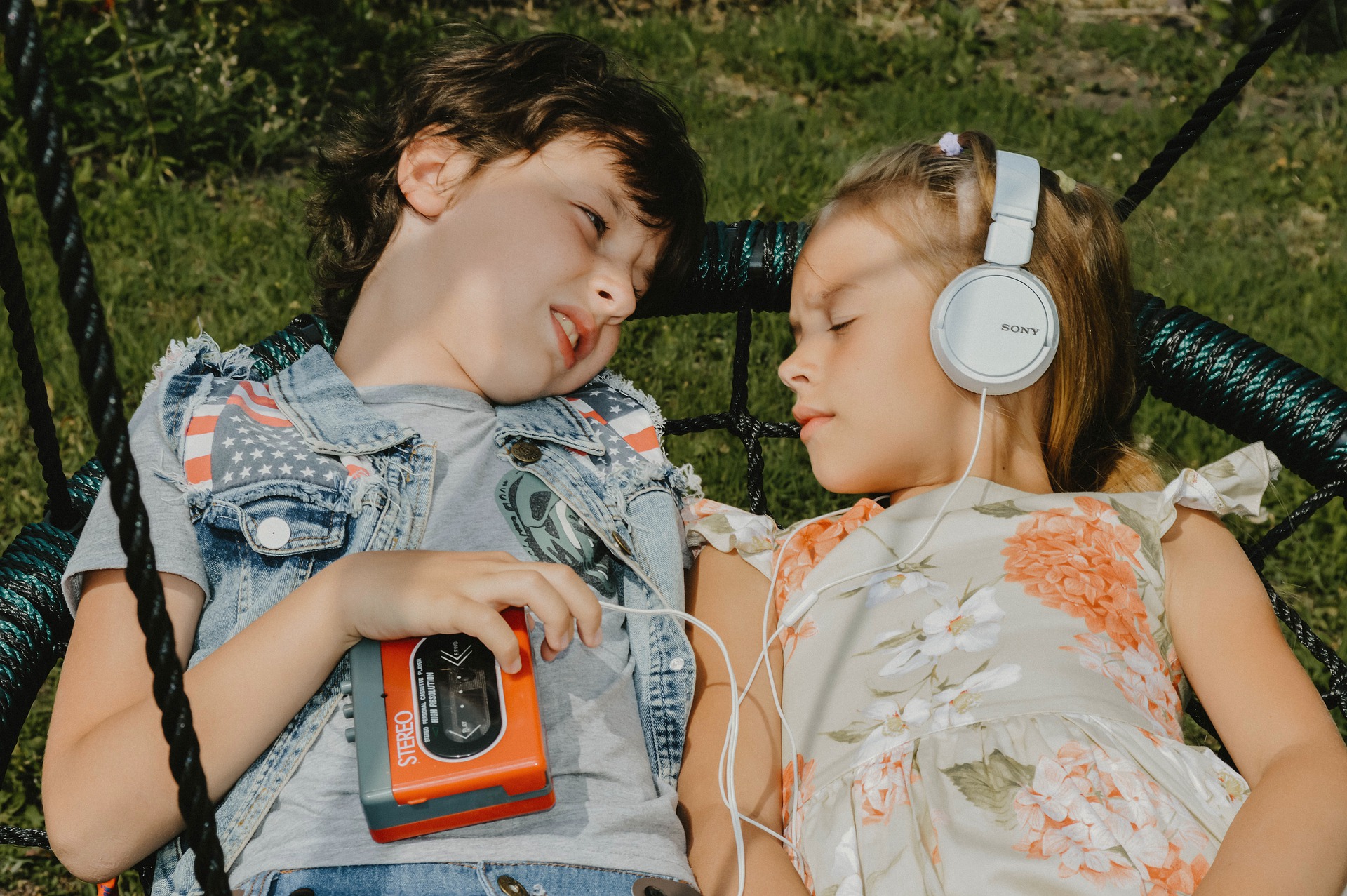 Chłopiec i dziewczynka słuchający muzyki z walkmana