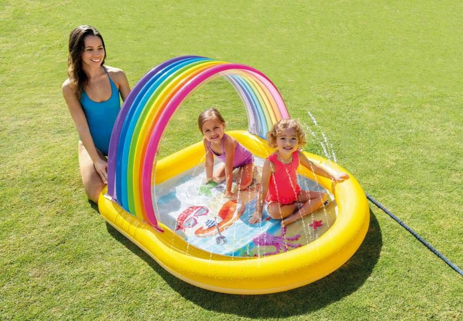 Dzieci bawiące się w kolorowym basenie ogrodowym 